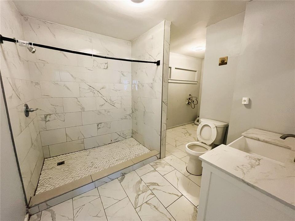 Под контрактом: $189,999 (4 спален, 3 ванн, 2216 Квадратных фут)