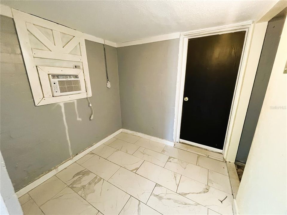 Под контрактом: $189,999 (4 спален, 3 ванн, 2216 Квадратных фут)