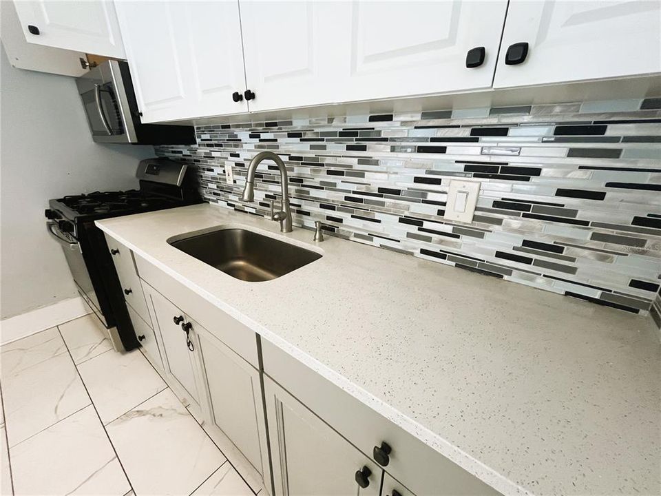 Под контрактом: $189,999 (4 спален, 3 ванн, 2216 Квадратных фут)