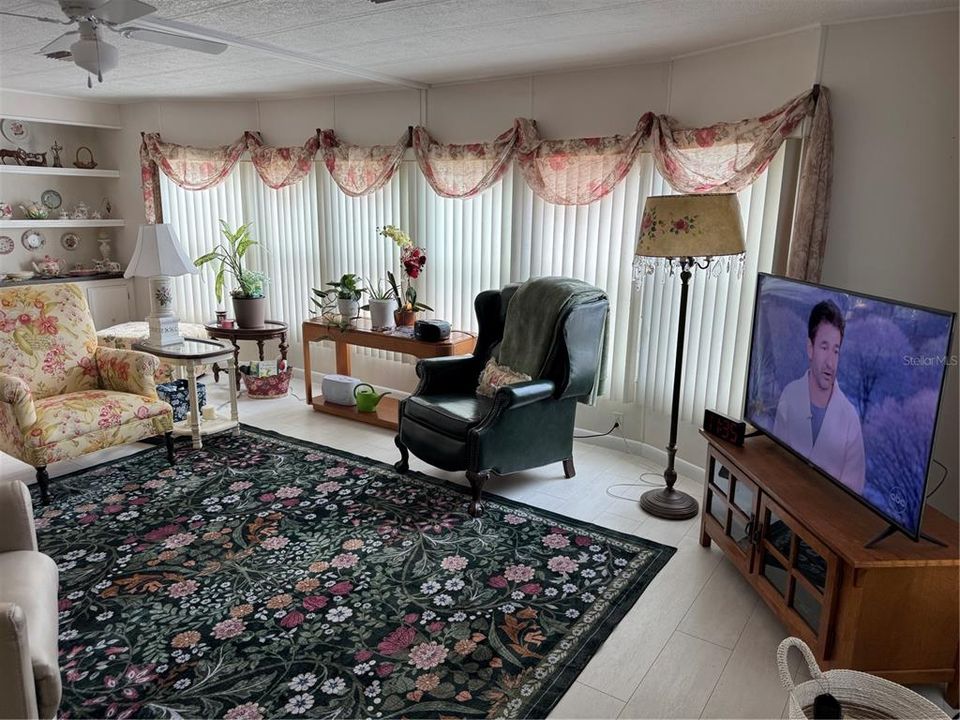 For Sale: $169,900 (2 beds, 2 baths, 1318 Square Feet)