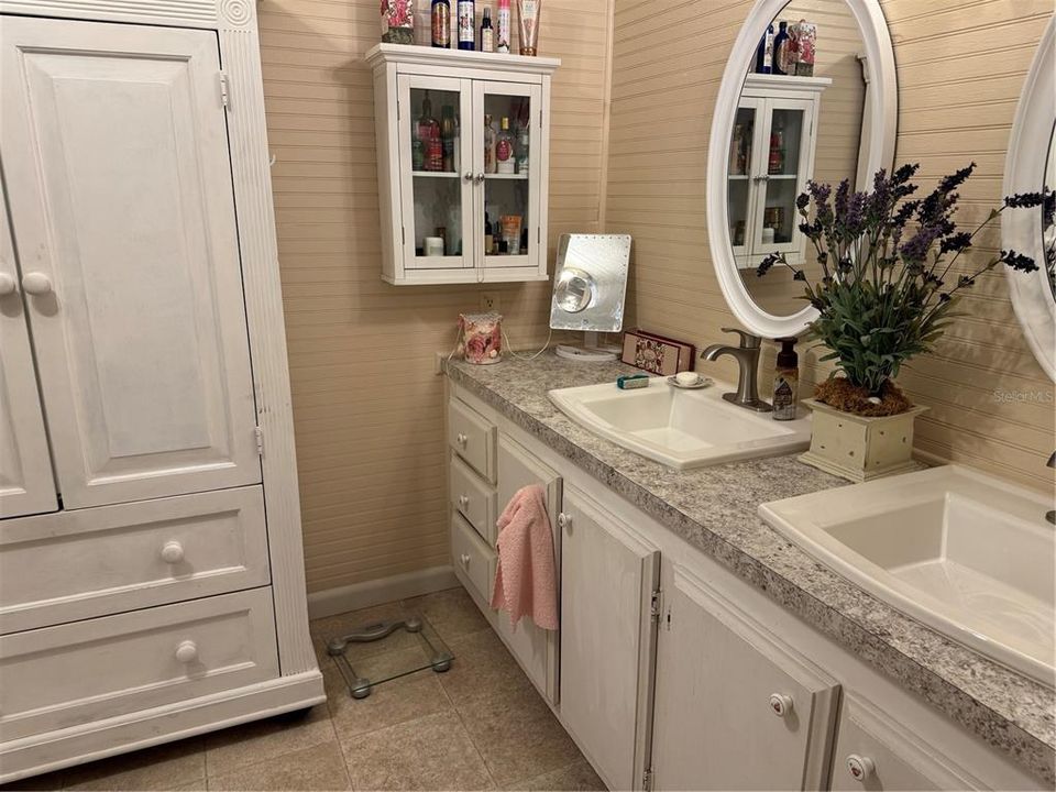 For Sale: $169,900 (2 beds, 2 baths, 1318 Square Feet)