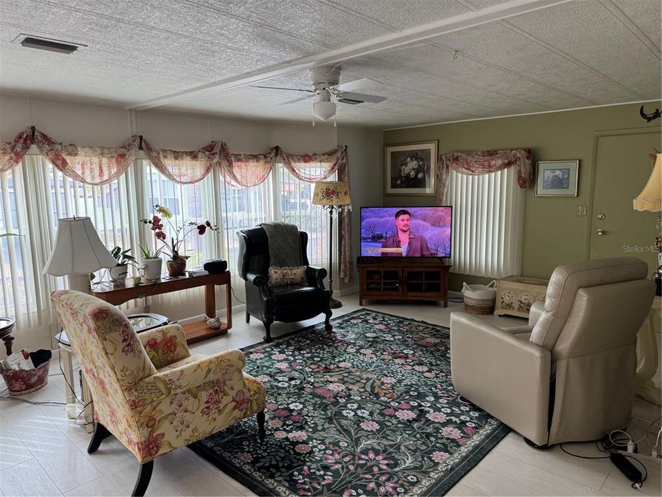 For Sale: $169,900 (2 beds, 2 baths, 1318 Square Feet)