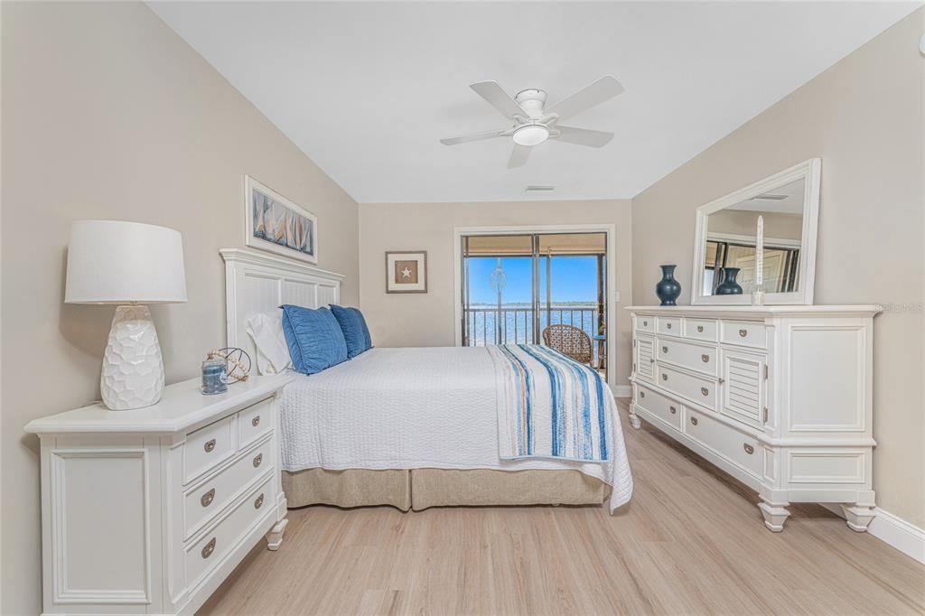 For Sale: $274,900 (2 beds, 2 baths, 1150 Square Feet)