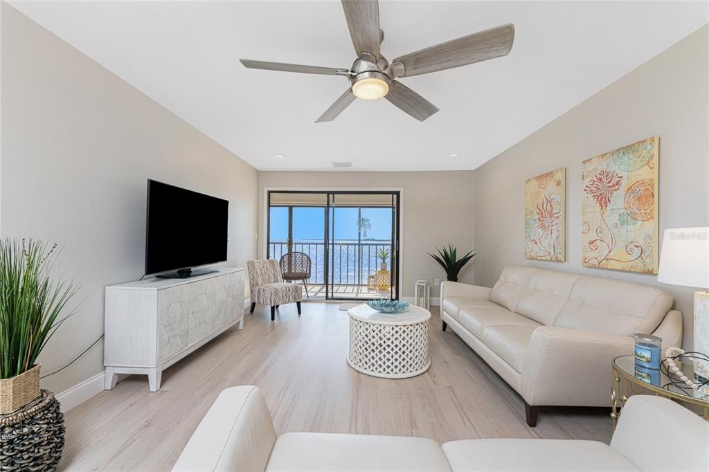 For Sale: $274,900 (2 beds, 2 baths, 1150 Square Feet)