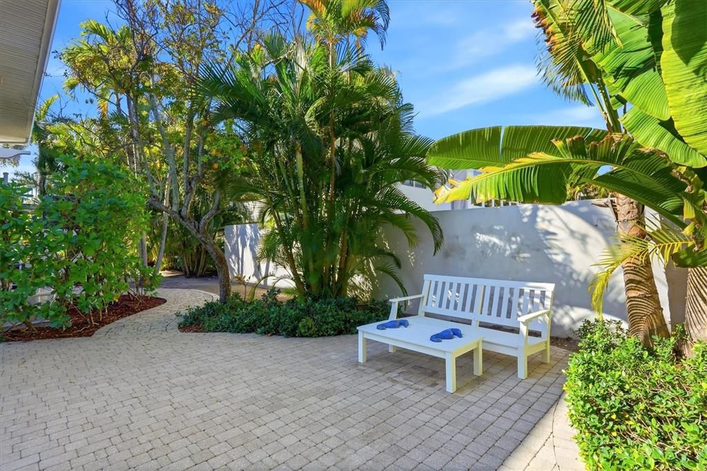 For Sale: $2,400,000 (3 beds, 2 baths, 1504 Square Feet)
