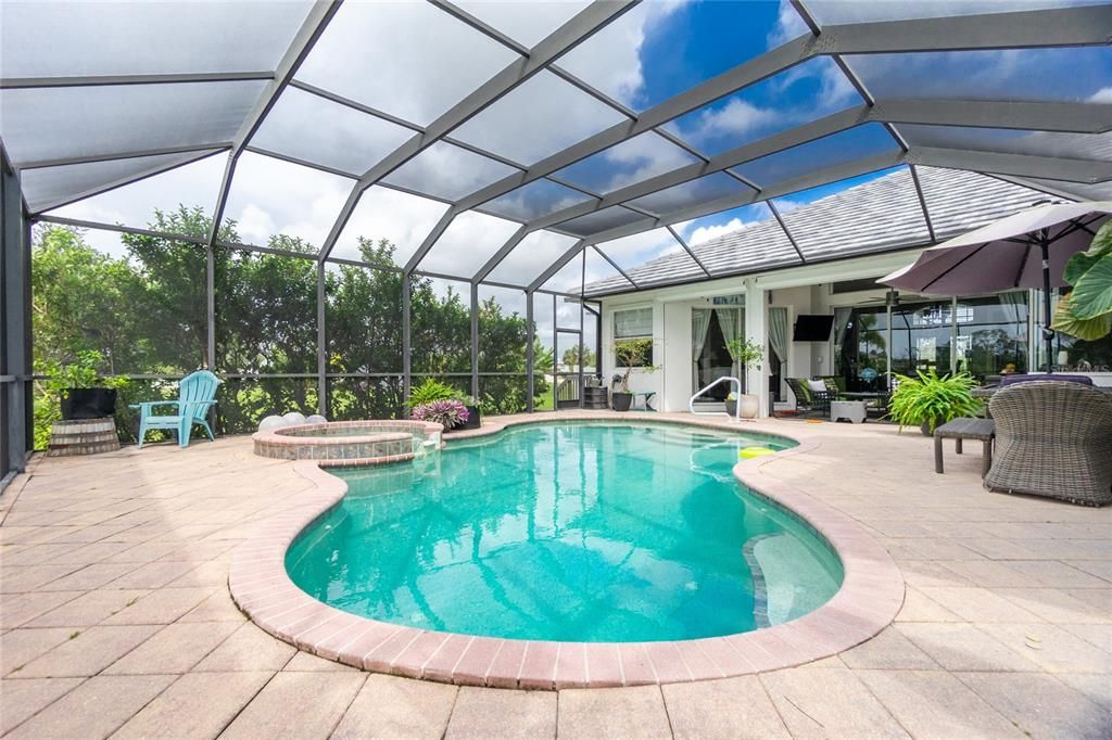 Activo con contrato: $670,000 (3 camas, 3 baños, 2582 Pies cuadrados)