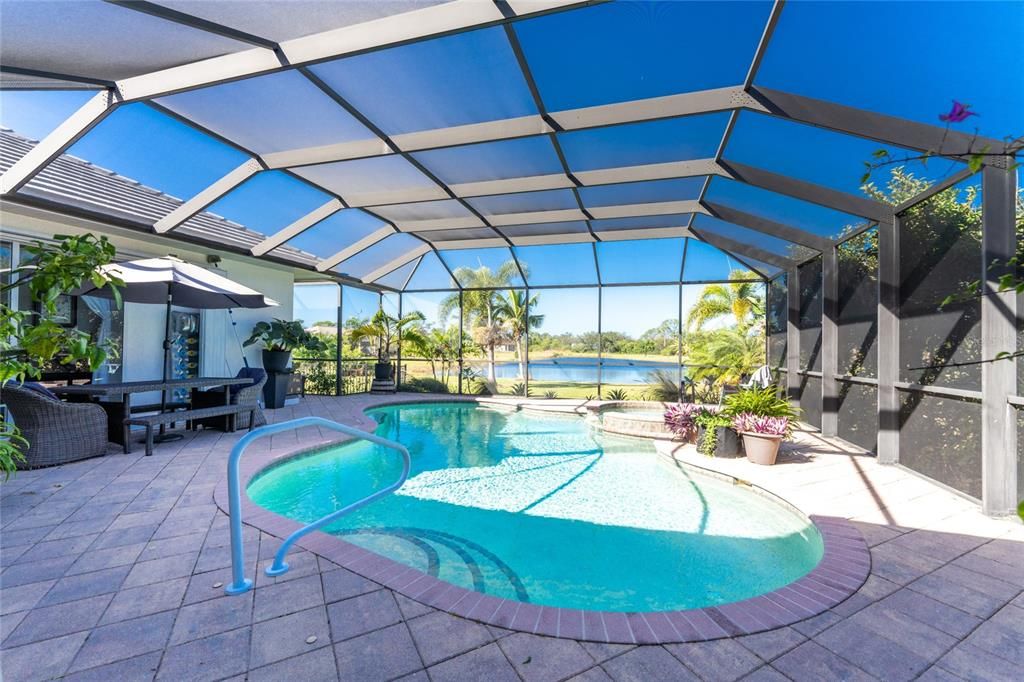 Activo con contrato: $670,000 (3 camas, 3 baños, 2582 Pies cuadrados)