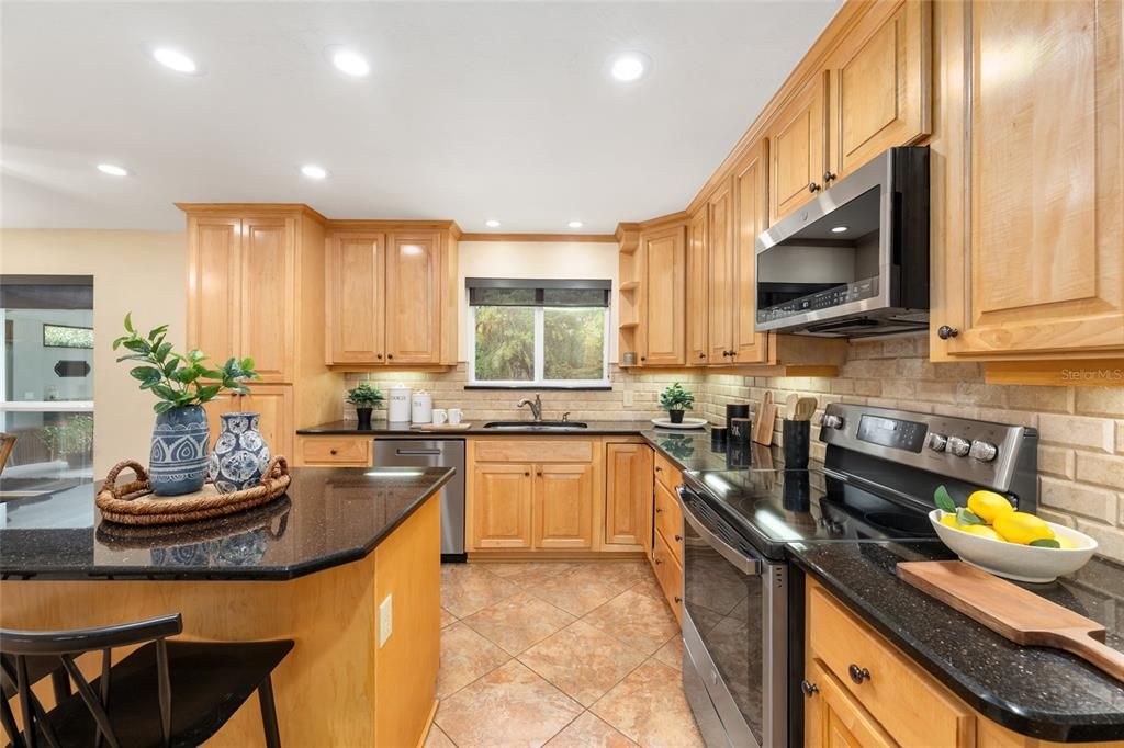 Activo con contrato: $537,000 (4 camas, 3 baños, 2175 Pies cuadrados)