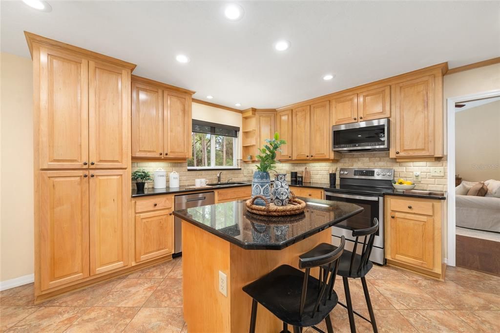 Activo con contrato: $537,000 (4 camas, 3 baños, 2175 Pies cuadrados)