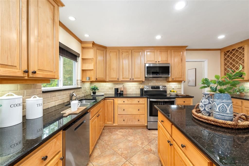 Activo con contrato: $537,000 (4 camas, 3 baños, 2175 Pies cuadrados)