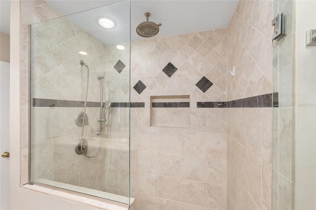 Activo con contrato: $537,000 (4 camas, 3 baños, 2175 Pies cuadrados)