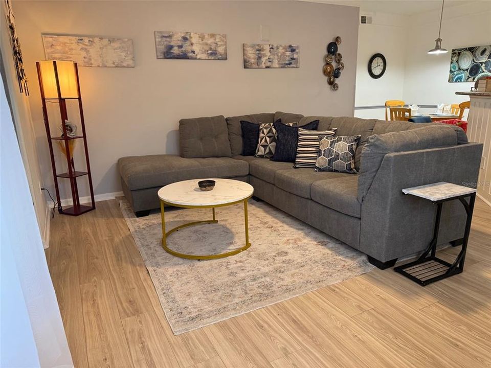 Active With Contract: $197,000 (1 beds, 1 baths, 809 Square Feet)