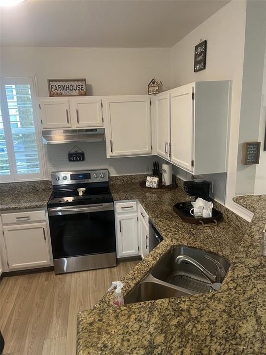 Active With Contract: $197,000 (1 beds, 1 baths, 809 Square Feet)