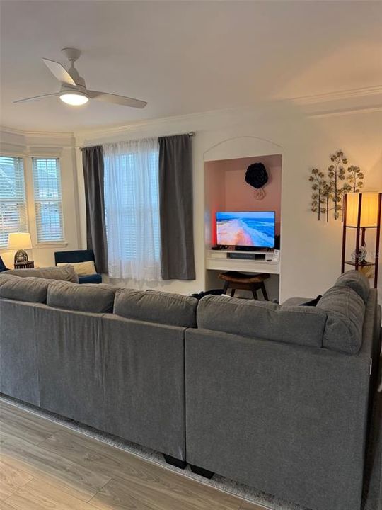 Active With Contract: $197,000 (1 beds, 1 baths, 809 Square Feet)