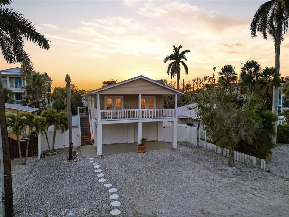 For Sale: $965,000 (2 beds, 2 baths, 1056 Square Feet)