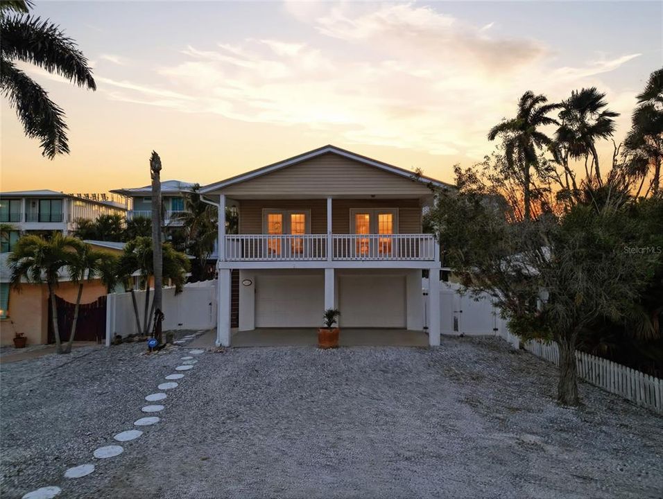 For Sale: $965,000 (2 beds, 2 baths, 1056 Square Feet)