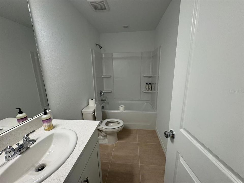 Activo con contrato: $375,000 (3 camas, 2 baños, 1597 Pies cuadrados)