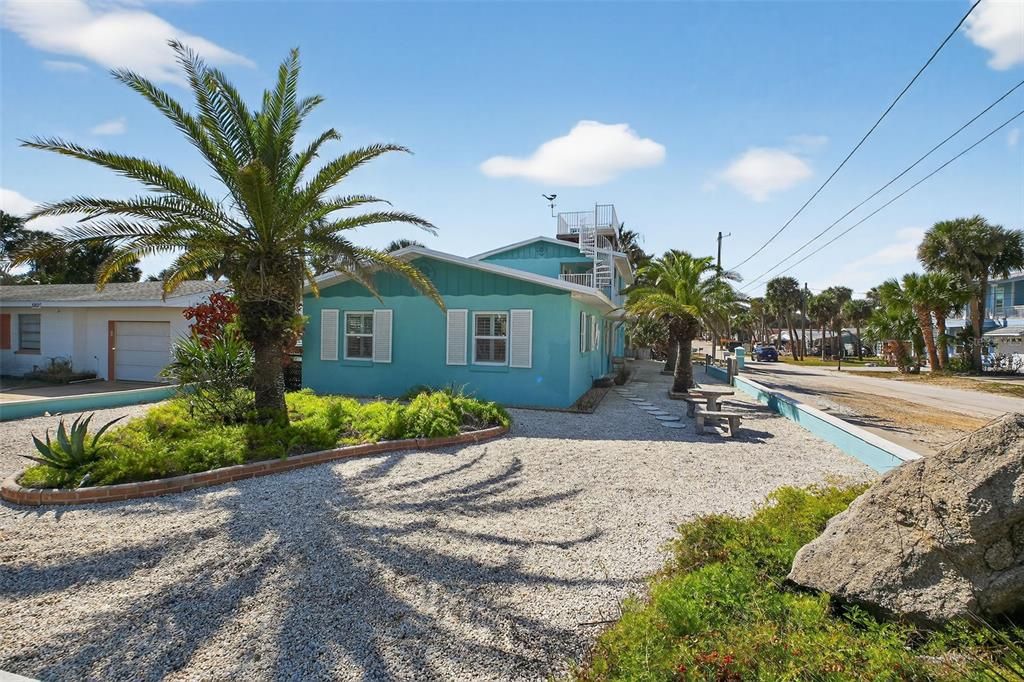 For Sale: $1,195,000 (3 beds, 3 baths, 1806 Square Feet)
