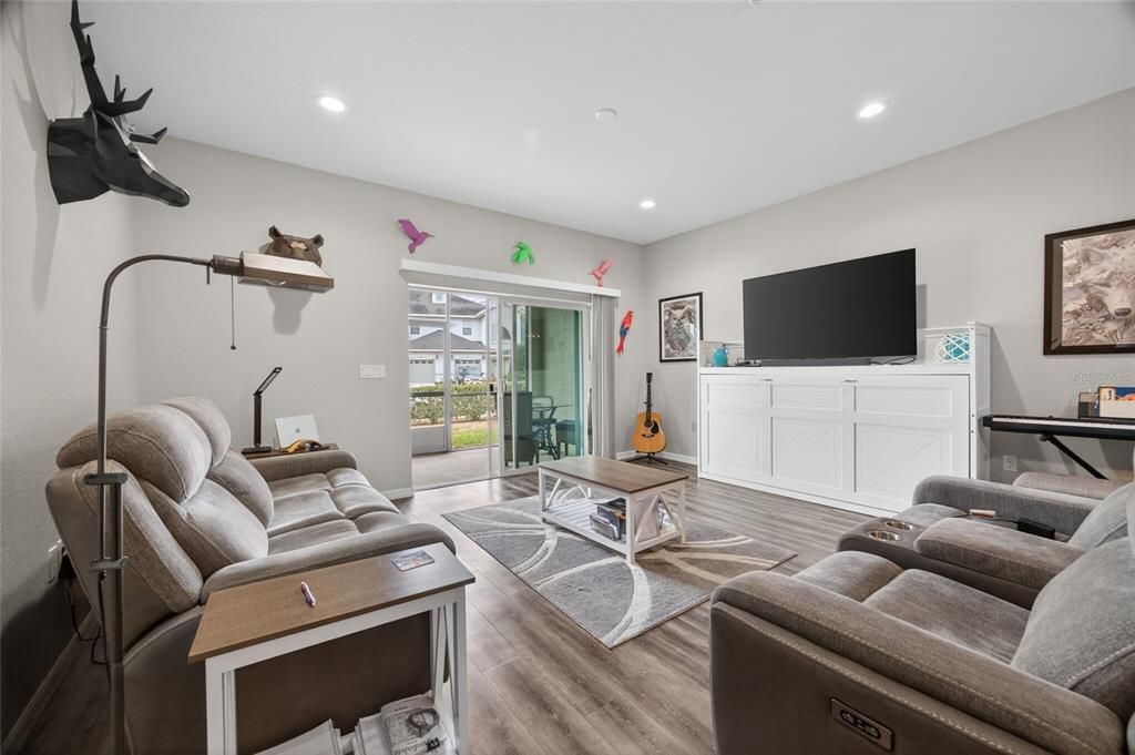 For Sale: $207,500 (2 beds, 2 baths, 1320 Square Feet)
