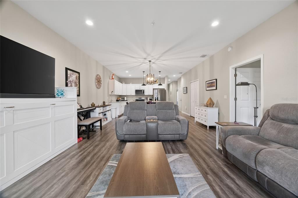 For Sale: $207,500 (2 beds, 2 baths, 1320 Square Feet)