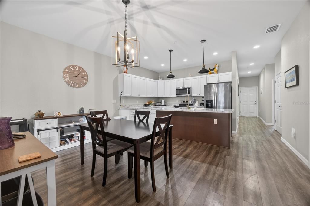 For Sale: $207,500 (2 beds, 2 baths, 1320 Square Feet)