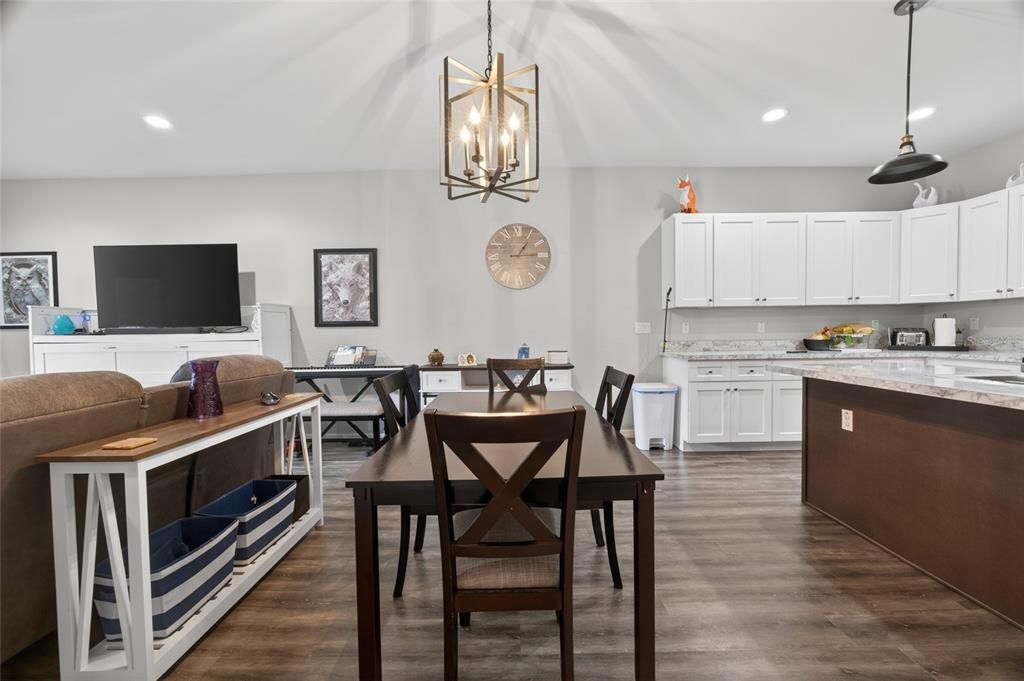 For Sale: $207,500 (2 beds, 2 baths, 1320 Square Feet)