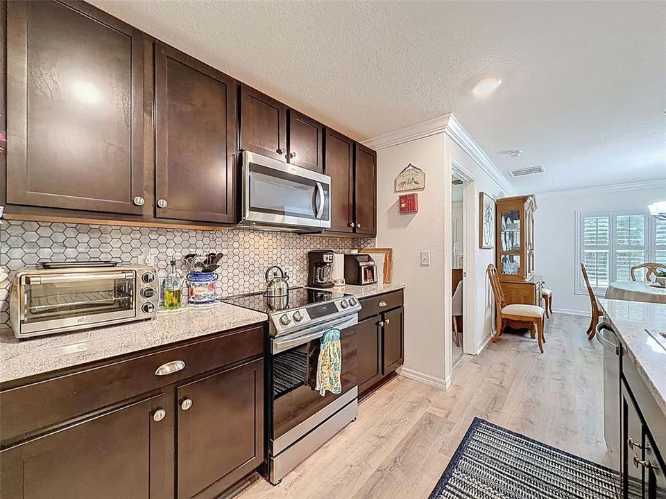 Active With Contract: $298,000 (3 beds, 2 baths, 1676 Square Feet)
