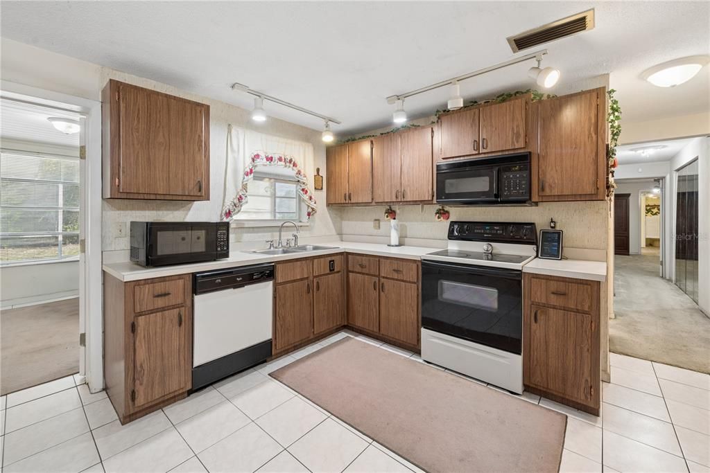 На продажу: $294,999 (2 спален, 2 ванн, 2106 Квадратных фут)