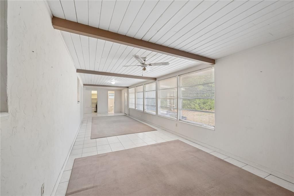 На продажу: $294,999 (2 спален, 2 ванн, 2106 Квадратных фут)