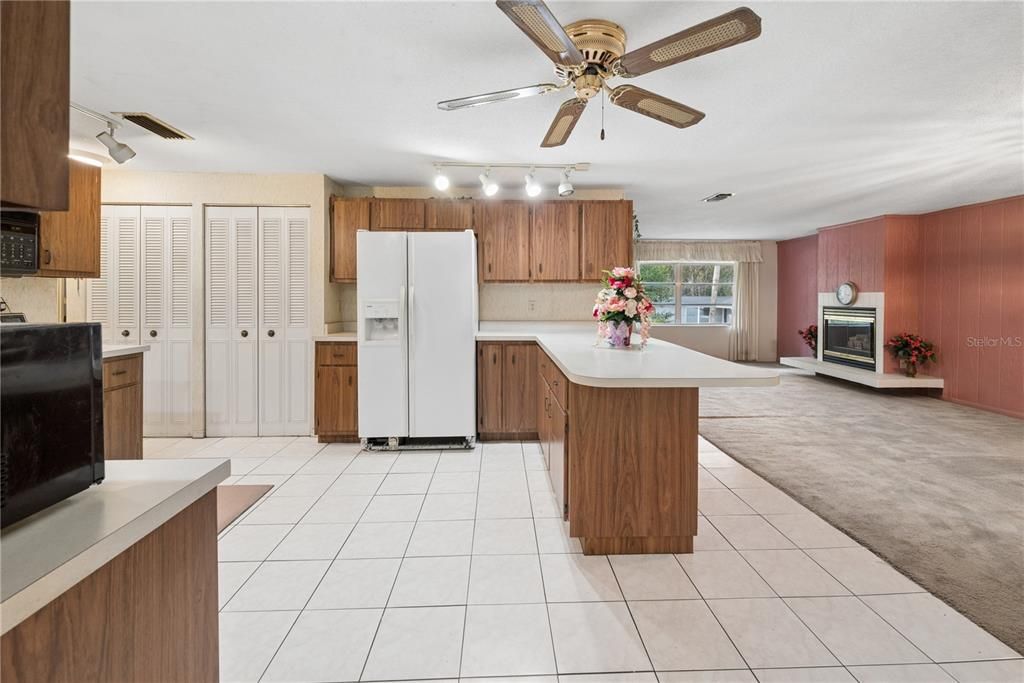 На продажу: $294,999 (2 спален, 2 ванн, 2106 Квадратных фут)