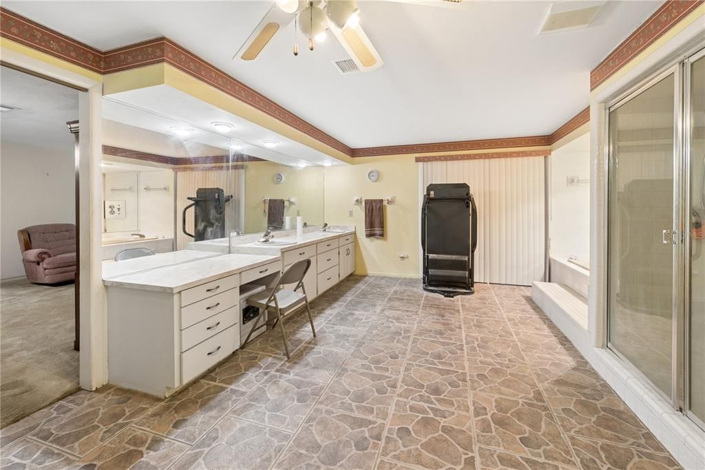 На продажу: $294,999 (2 спален, 2 ванн, 2106 Квадратных фут)