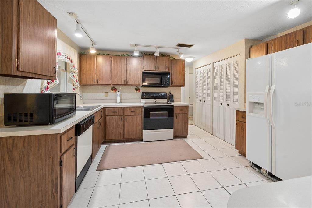 На продажу: $294,999 (2 спален, 2 ванн, 2106 Квадратных фут)