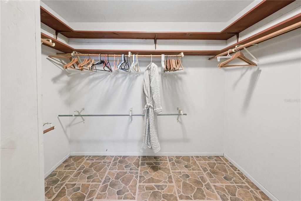 На продажу: $294,999 (2 спален, 2 ванн, 2106 Квадратных фут)