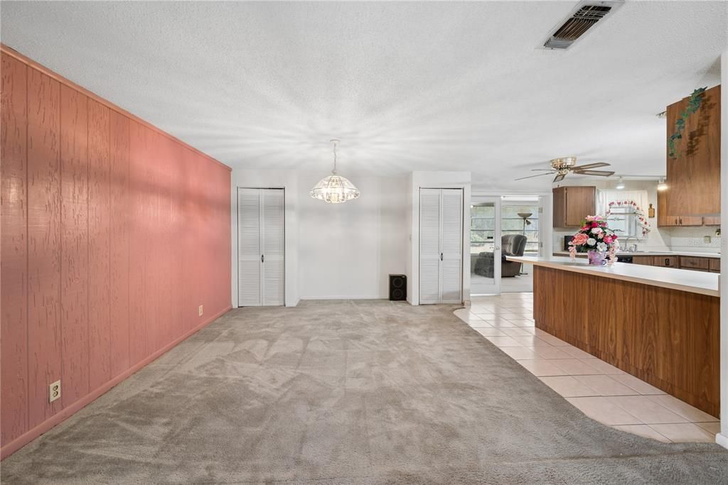 На продажу: $294,999 (2 спален, 2 ванн, 2106 Квадратных фут)