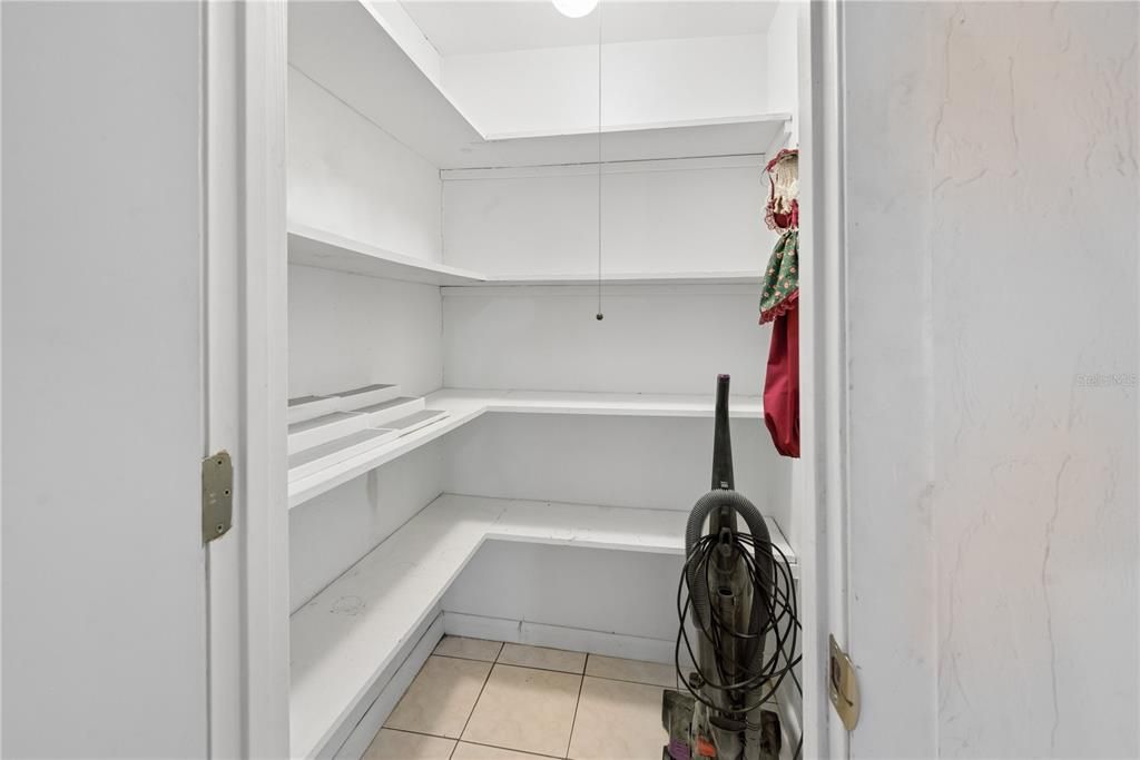 На продажу: $294,999 (2 спален, 2 ванн, 2106 Квадратных фут)