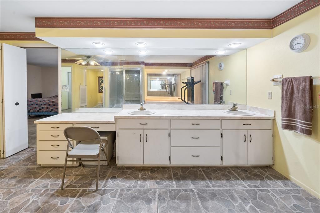 На продажу: $294,999 (2 спален, 2 ванн, 2106 Квадратных фут)