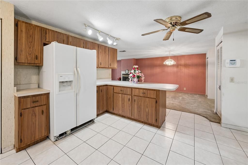 На продажу: $294,999 (2 спален, 2 ванн, 2106 Квадратных фут)