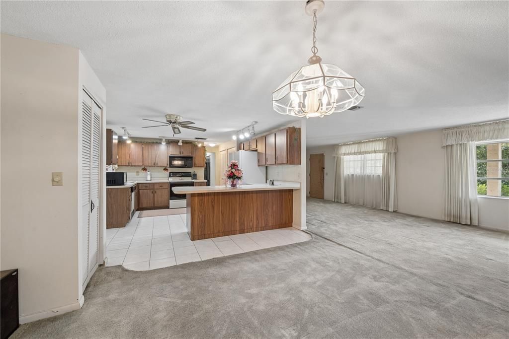 На продажу: $294,999 (2 спален, 2 ванн, 2106 Квадратных фут)