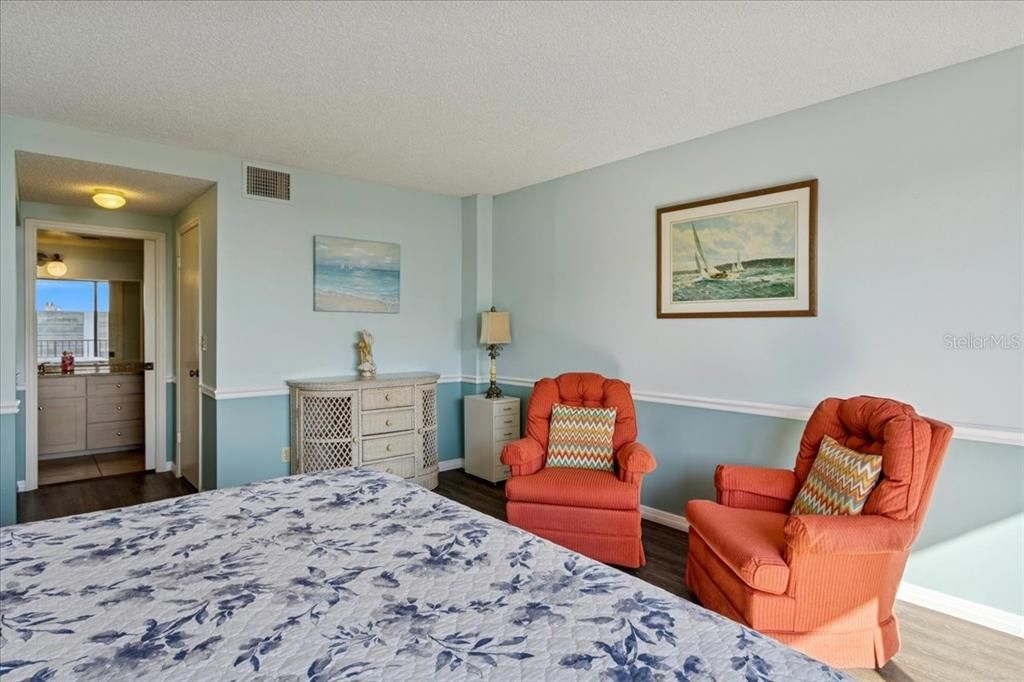 For Sale: $495,000 (2 beds, 2 baths, 1256 Square Feet)