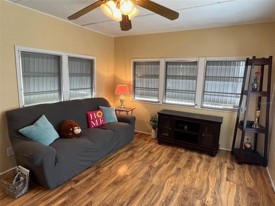 На продажу: $58,900 (1 спален, 1 ванн, 480 Квадратных фут)