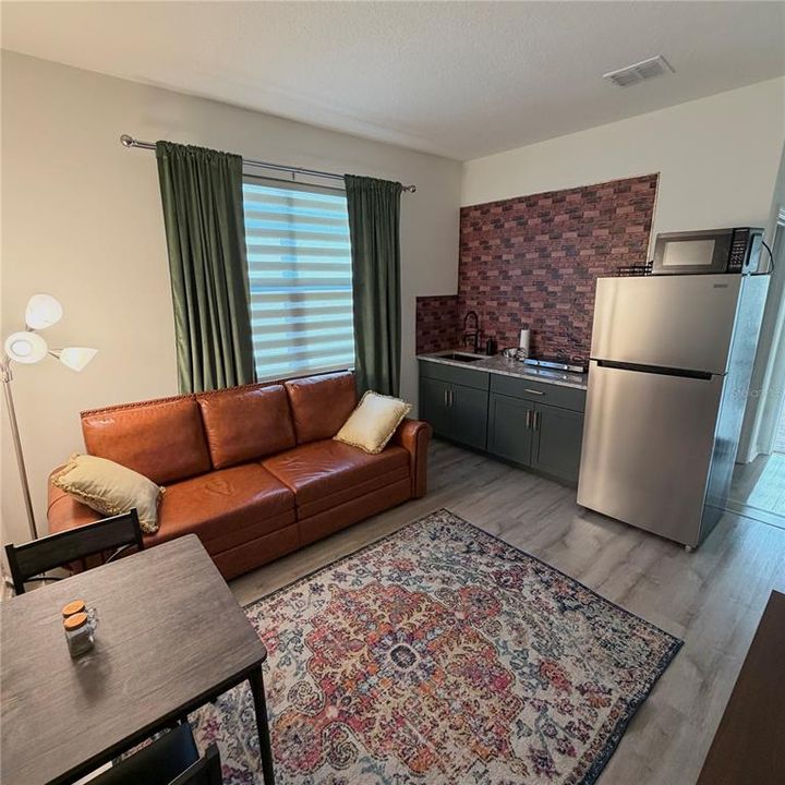 For Rent: $1,295 (1 beds, 1 baths, 900 Square Feet)