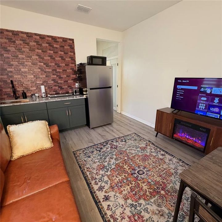 For Rent: $1,295 (1 beds, 1 baths, 900 Square Feet)