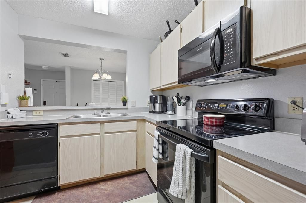 Activo con contrato: $173,000 (3 camas, 3 baños, 1198 Pies cuadrados)