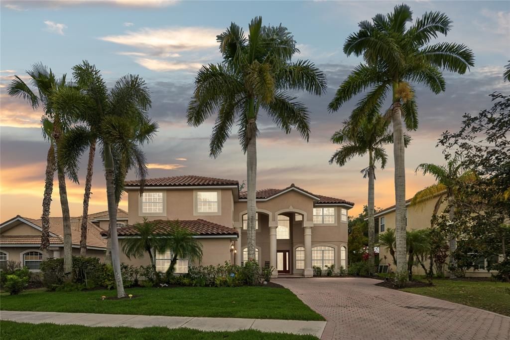 Activo con contrato: $789,900 (5 camas, 3 baños, 3896 Pies cuadrados)