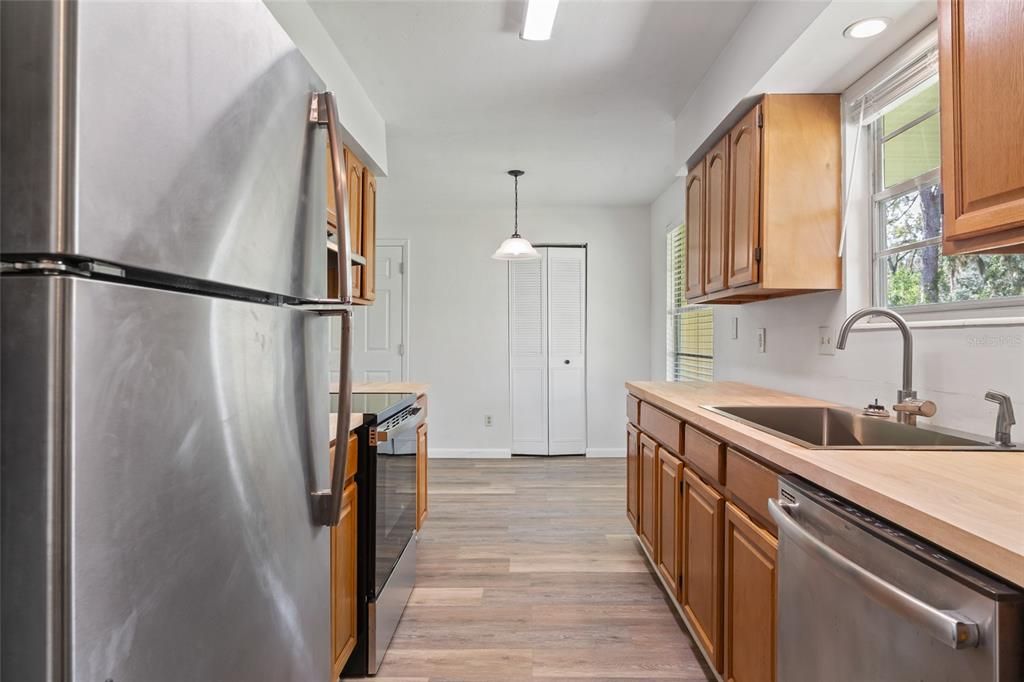 Под контрактом: $310,000 (3 спален, 2 ванн, 1204 Квадратных фут)