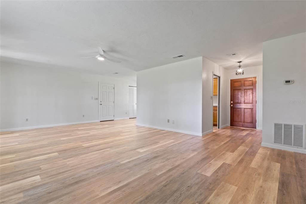 Под контрактом: $310,000 (3 спален, 2 ванн, 1204 Квадратных фут)