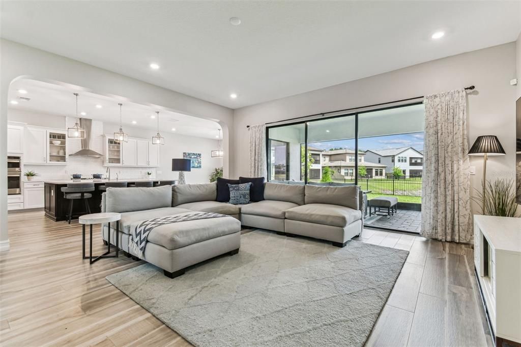 Activo con contrato: $1,090,000 (5 camas, 4 baños, 4218 Pies cuadrados)