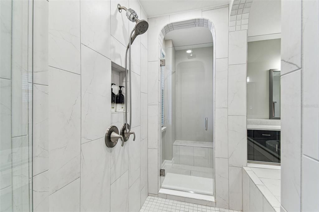 Activo con contrato: $1,090,000 (5 camas, 4 baños, 4218 Pies cuadrados)