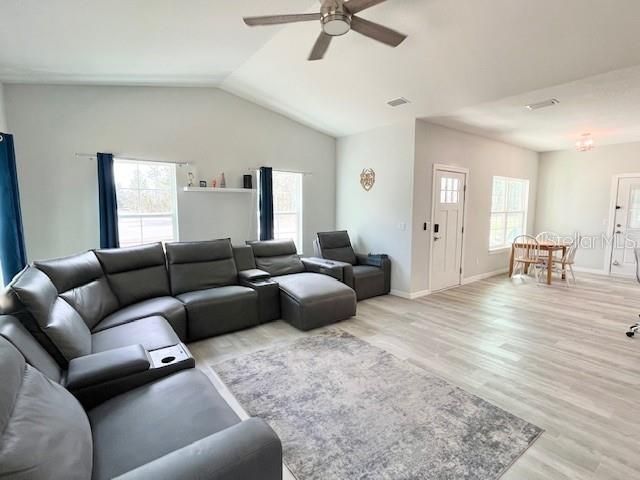 На продажу: $259,900 (3 спален, 2 ванн, 1376 Квадратных фут)