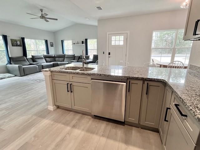 На продажу: $259,900 (3 спален, 2 ванн, 1376 Квадратных фут)